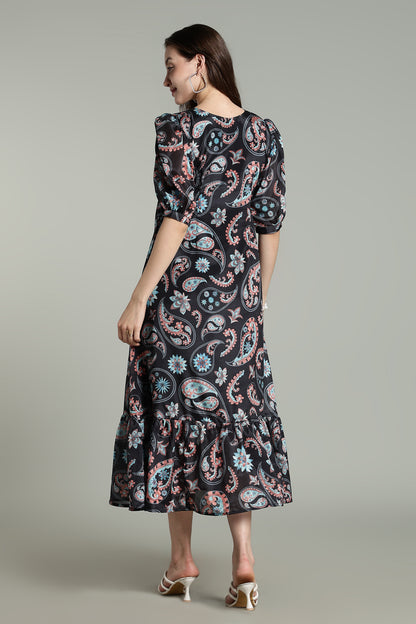 Black Paisley – Bold Prints on Noir