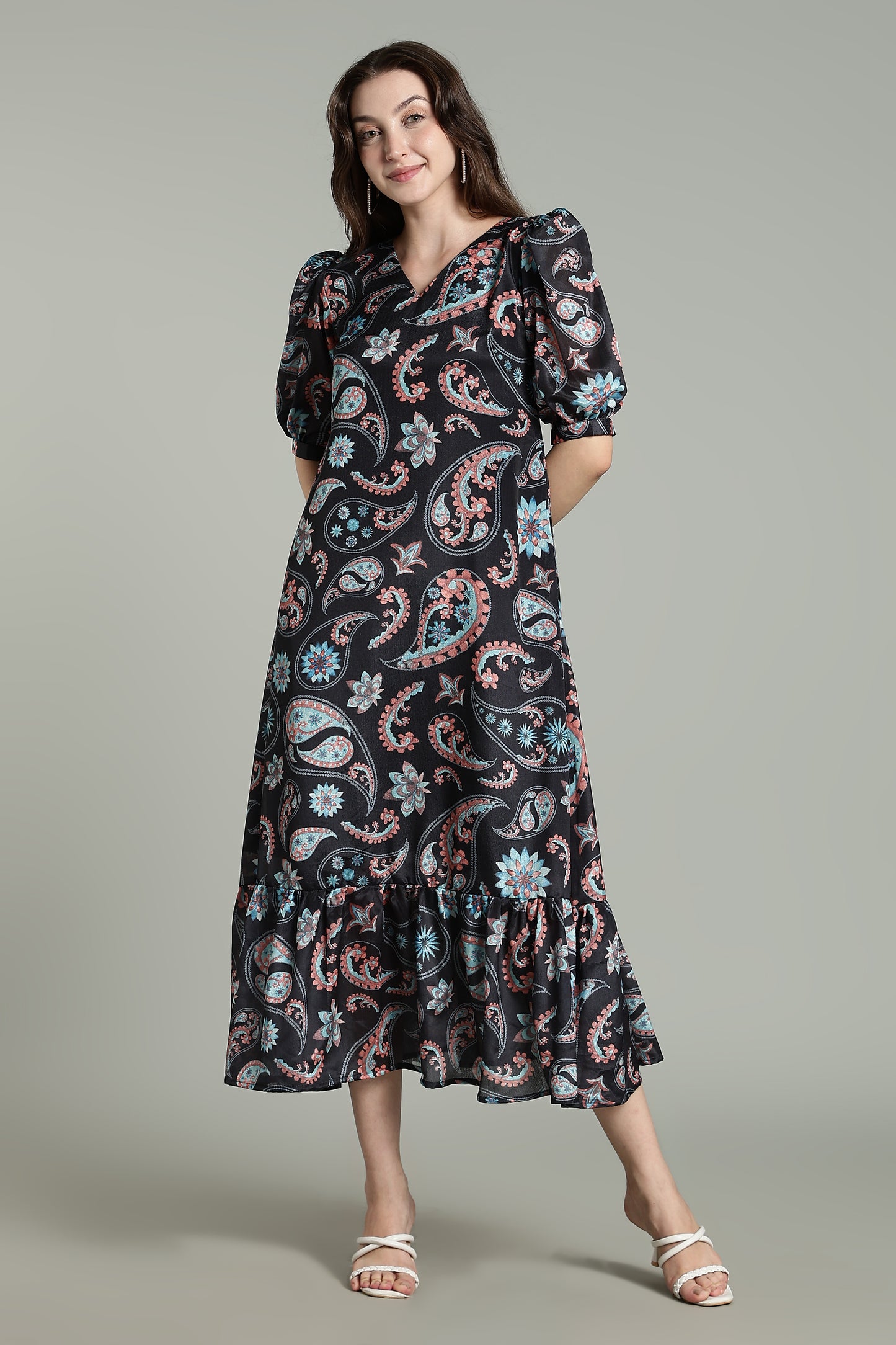 Black Paisley – Bold Prints on Noir