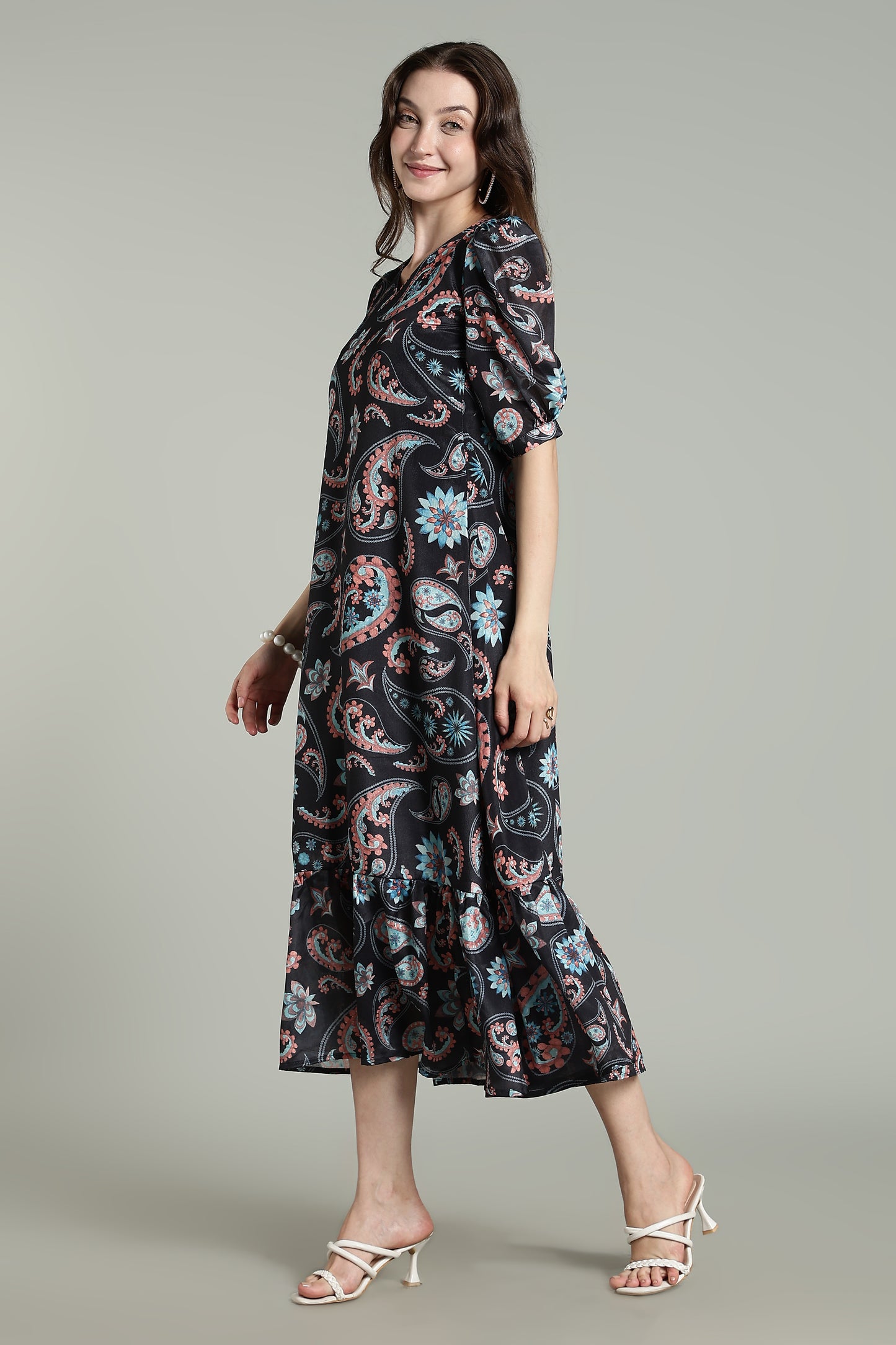 Black Paisley – Bold Prints on Noir