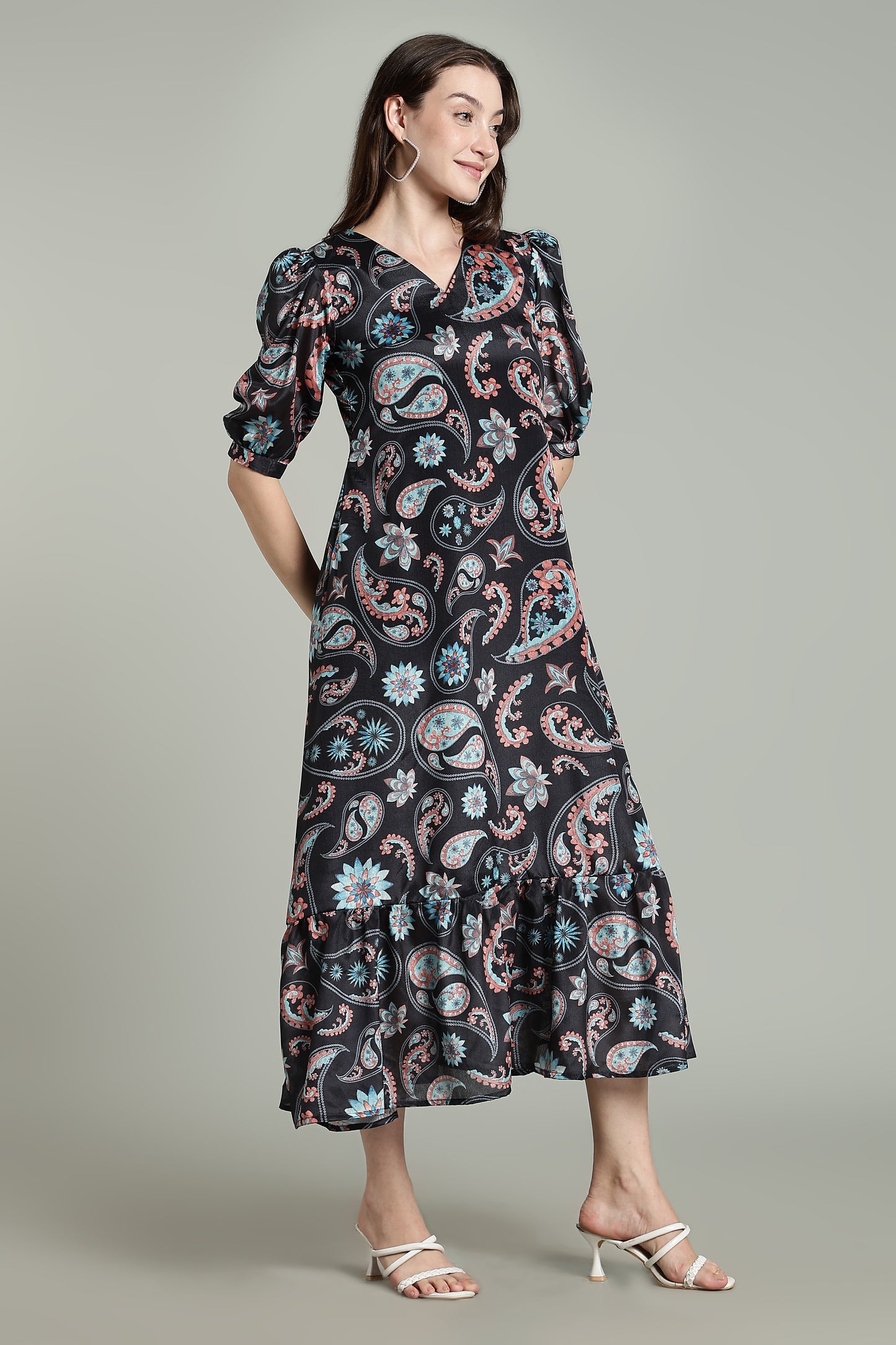 Black Paisley – Bold Prints on Noir