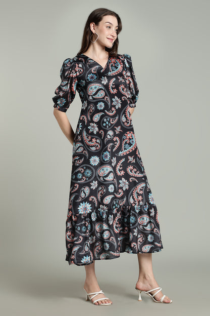Black Paisley – Bold Prints on Noir