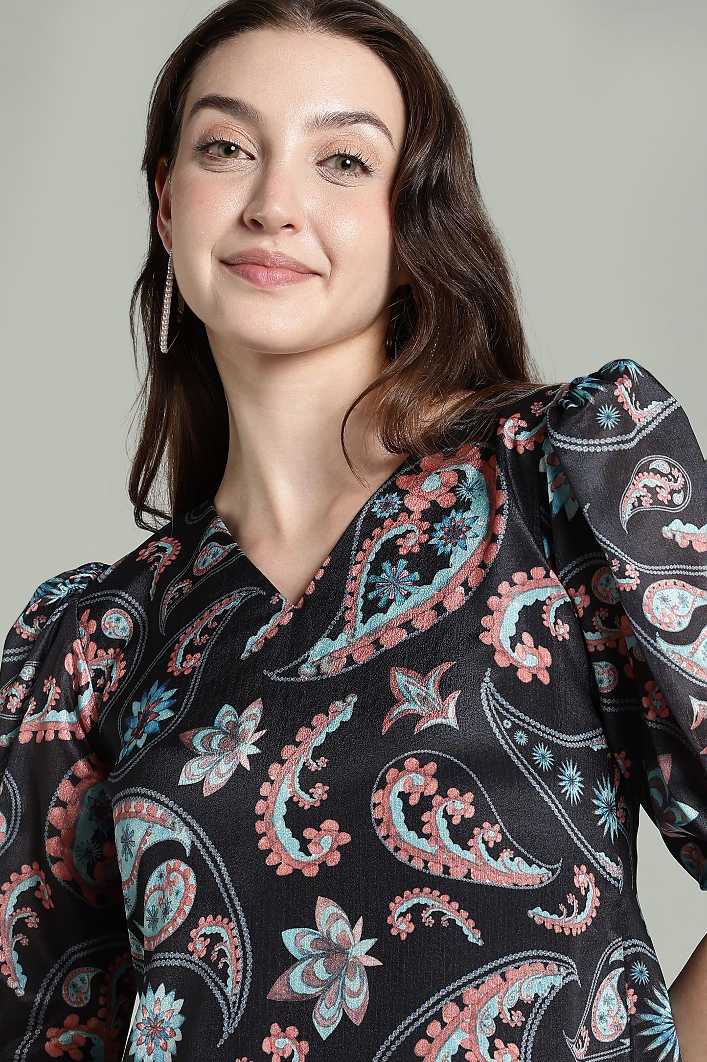 Black Paisley – Bold Prints on Noir
