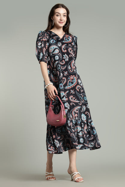 Black Paisley – Bold Prints on Noir