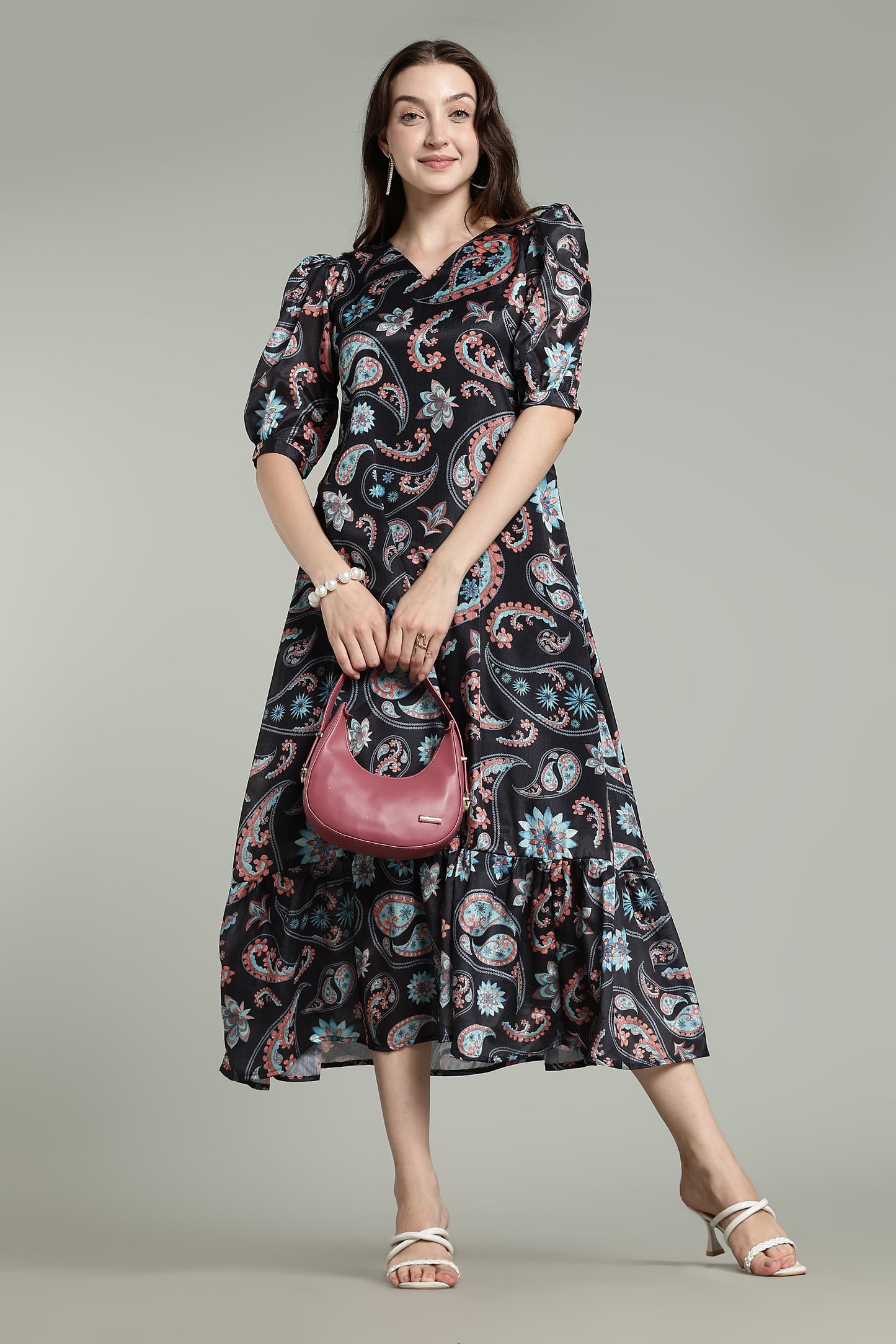 Black Paisley – Bold Prints on Noir