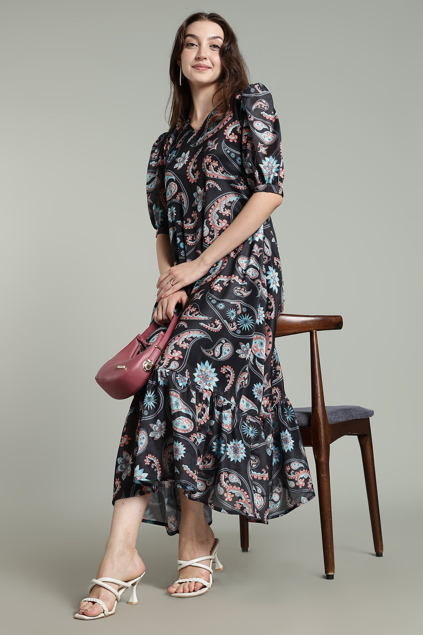 Black Paisley – Bold Prints on Noir